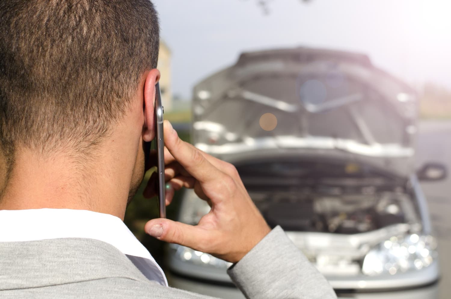 Carro recebendo assistência na estrada representando atendimento 24 horas