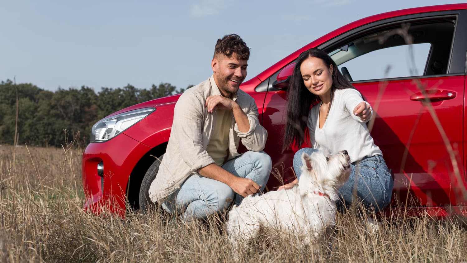 Família tranquila em casa com carro e pet ao fundo representando proteção completa