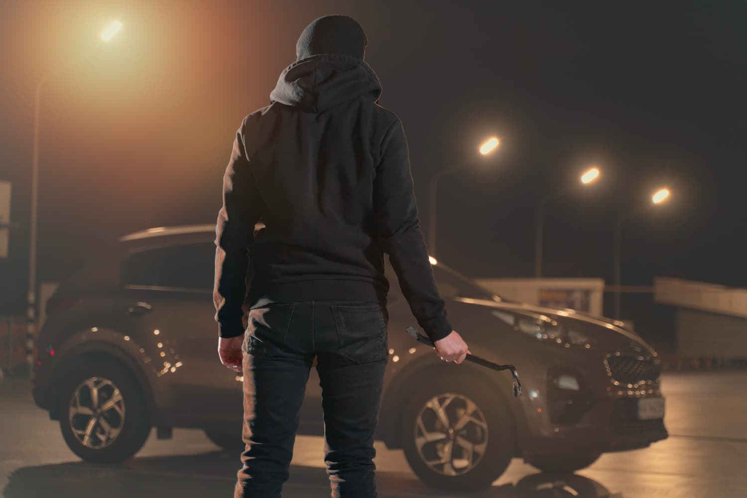 Estacionamento noturno com vaga vazia representando roubo ou furto de veículo.