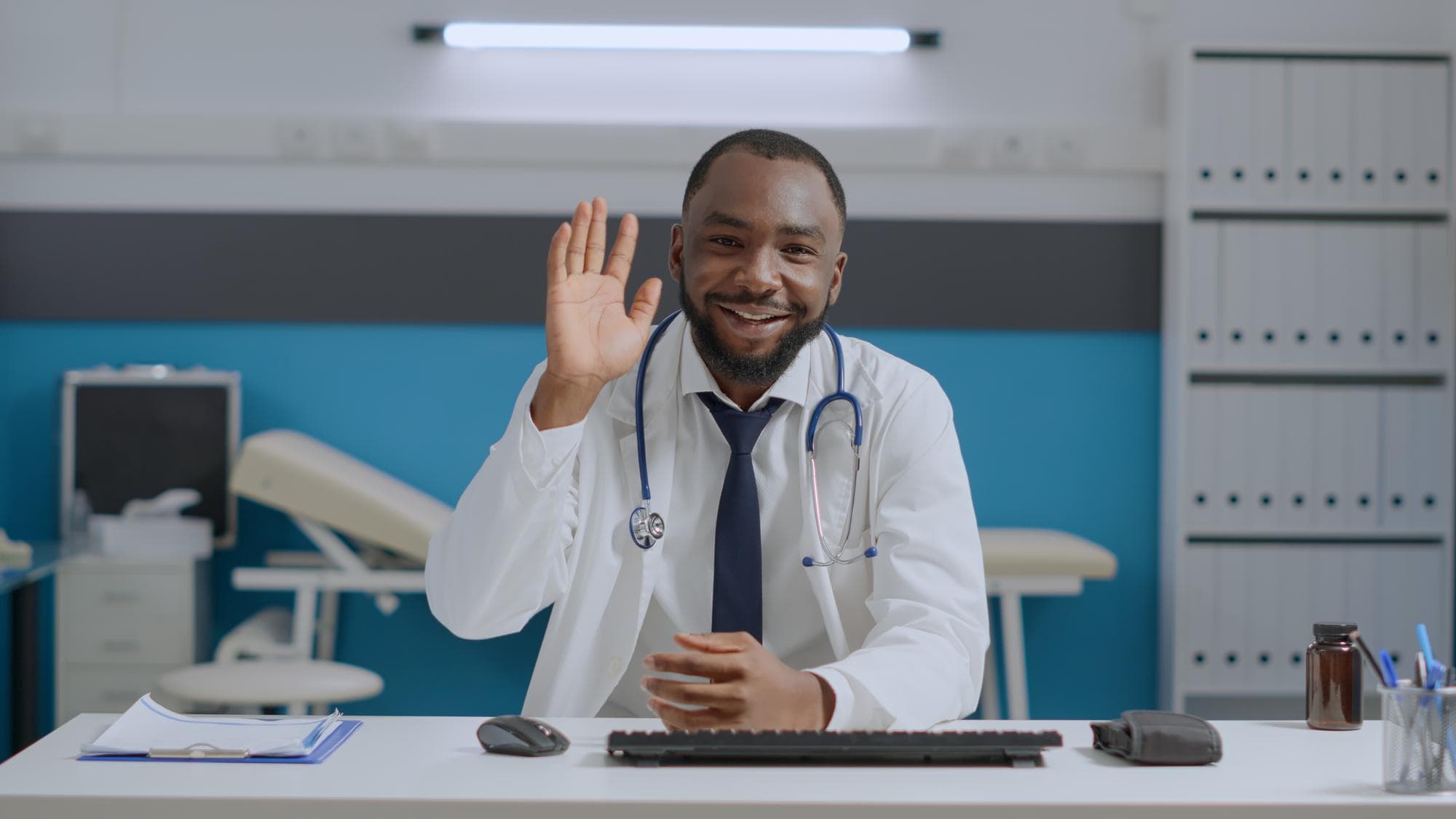 Médico em chamada de vídeo no computador, representando telemedicina